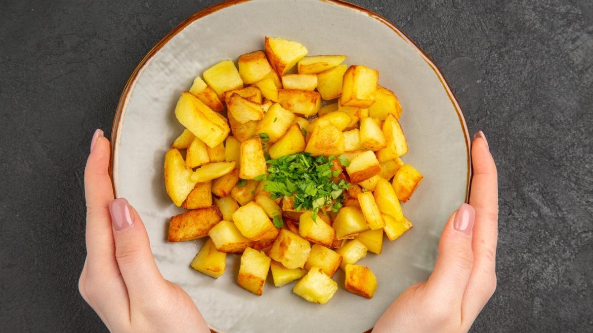 Pečené brambory chutnají lépe, když je přestanete předvářet a použijete místo vody jednu mnohem lepší ingredienci