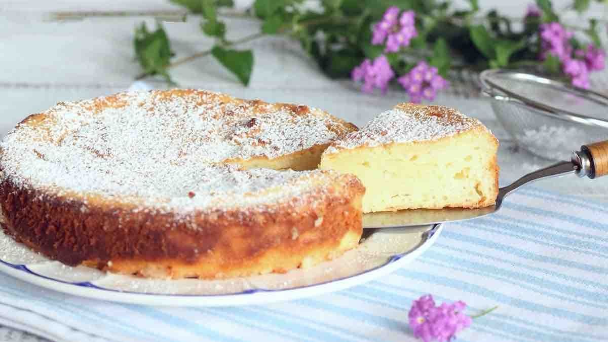 Zapékaný koláč s citronovou kůrou od šéfa – vláčný jako cheesecake, s křupavou krustou z krupice