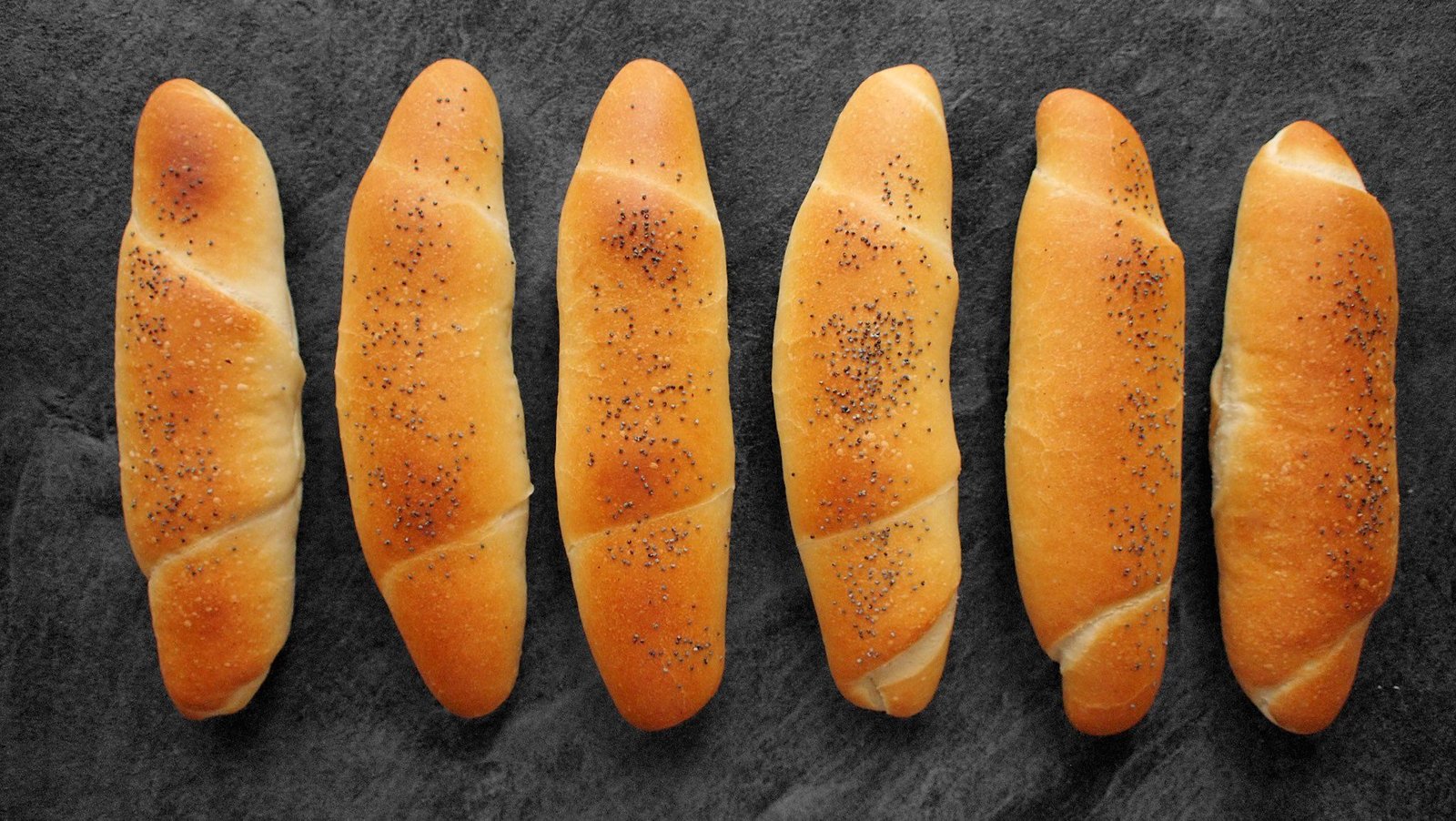 Křupavé rohlíky z mouky, droždí a vody bez hnětení