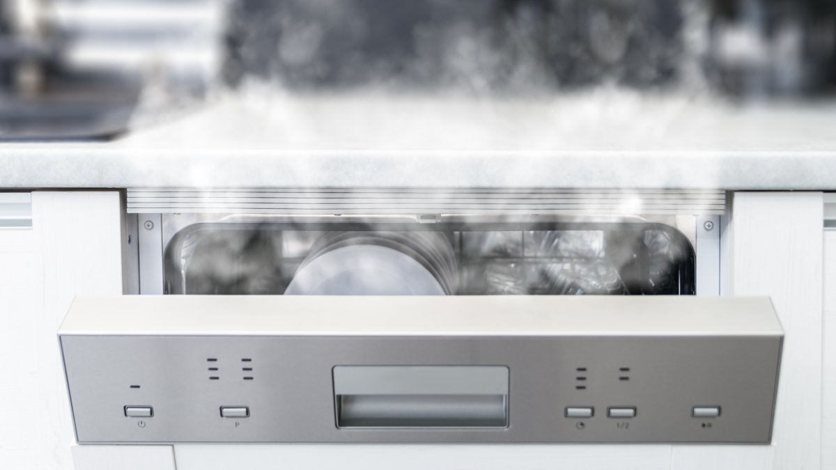 Co dělat po signálu konce cyklu myčky? Proto je zásadní počkat 30–60 minut
