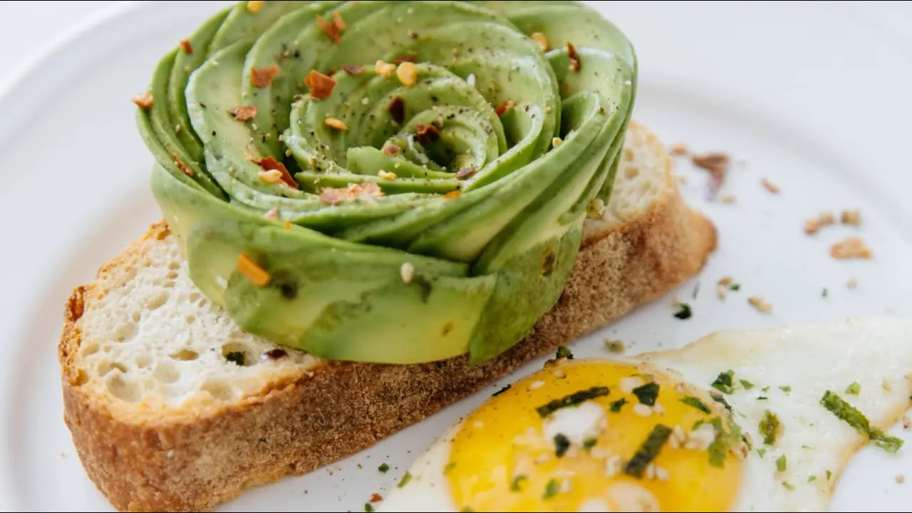 Špenát, vejce a avokádo: jednoduché jídlo pro energii