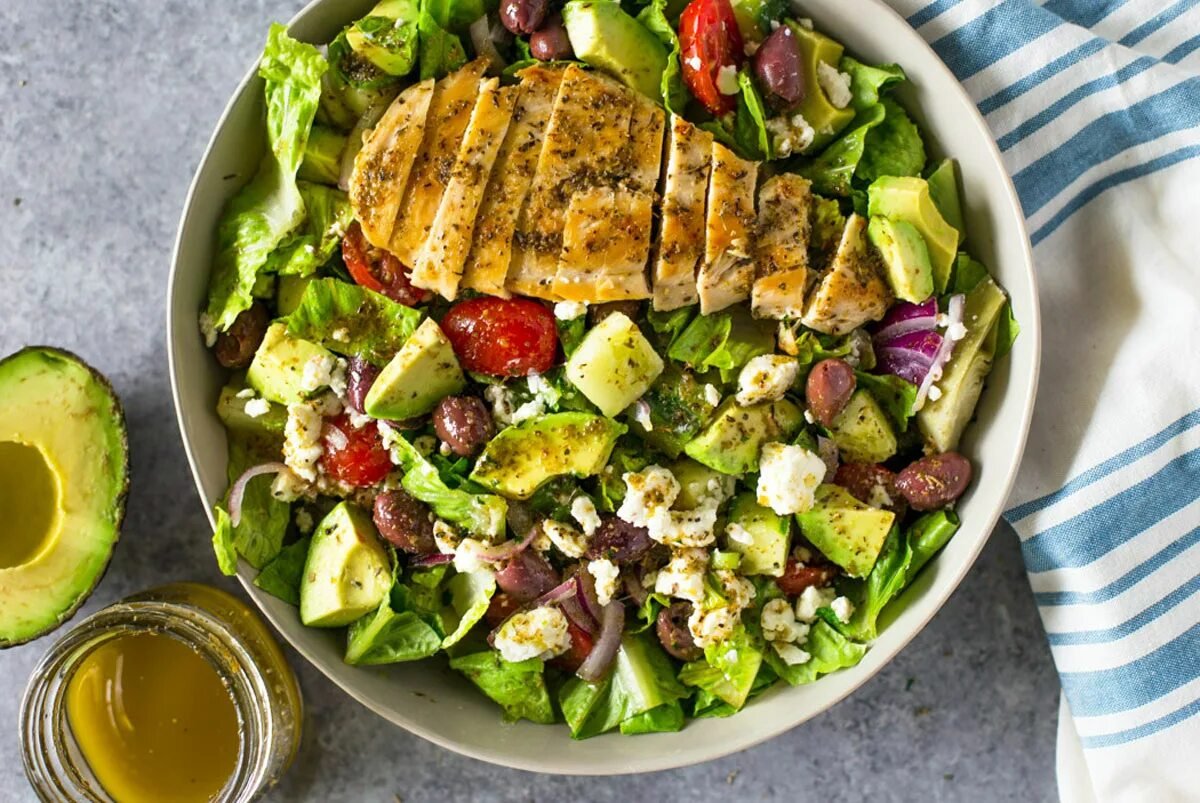Salát s kuřecím, avokádem a citronovým dresinkem bez oleje