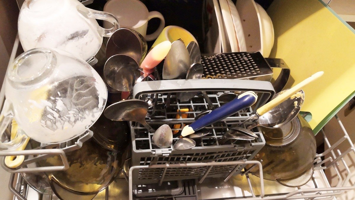 Měly by se příbory v myčce dávat rukojetí nahoru nebo dolů?