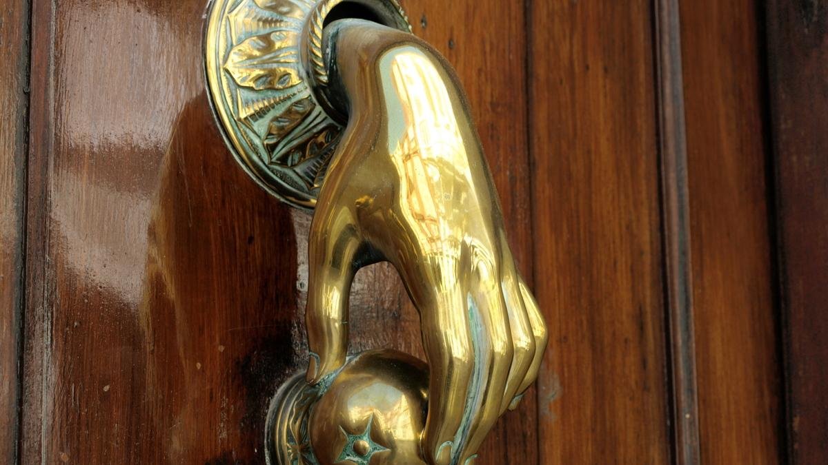 Jednoduchý trik na čištění dveřních klik- budou jako nové