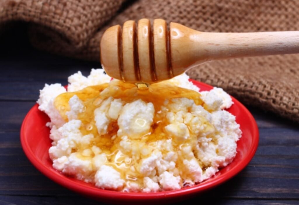 Medový tvarohový krém: tvaroh, med a citronová šťáva