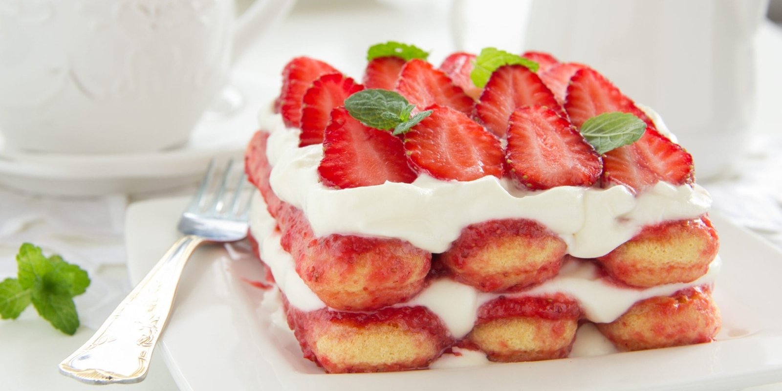 Lehké ovocné tiramisu: jahody, tvaroh a piškoty bez alkoholu