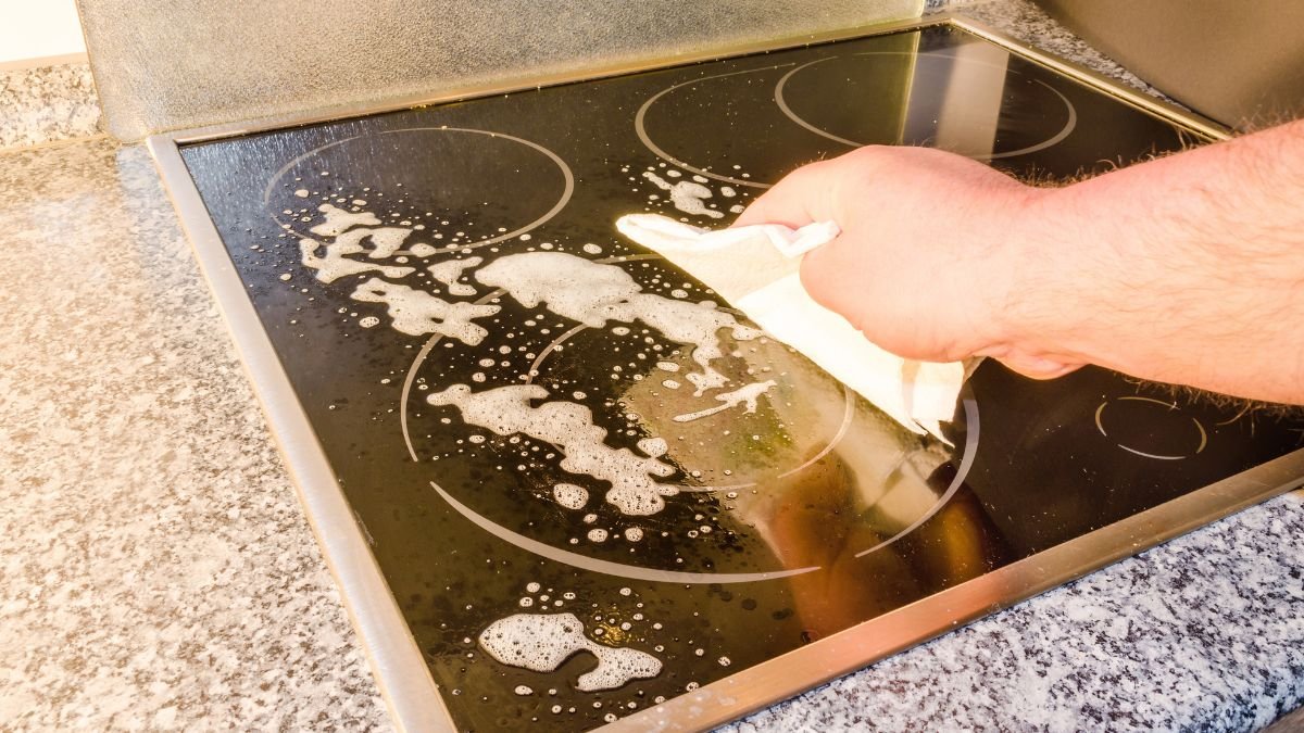 Takto správně vyčistíte skleněnou varnou desku — podle odborníka