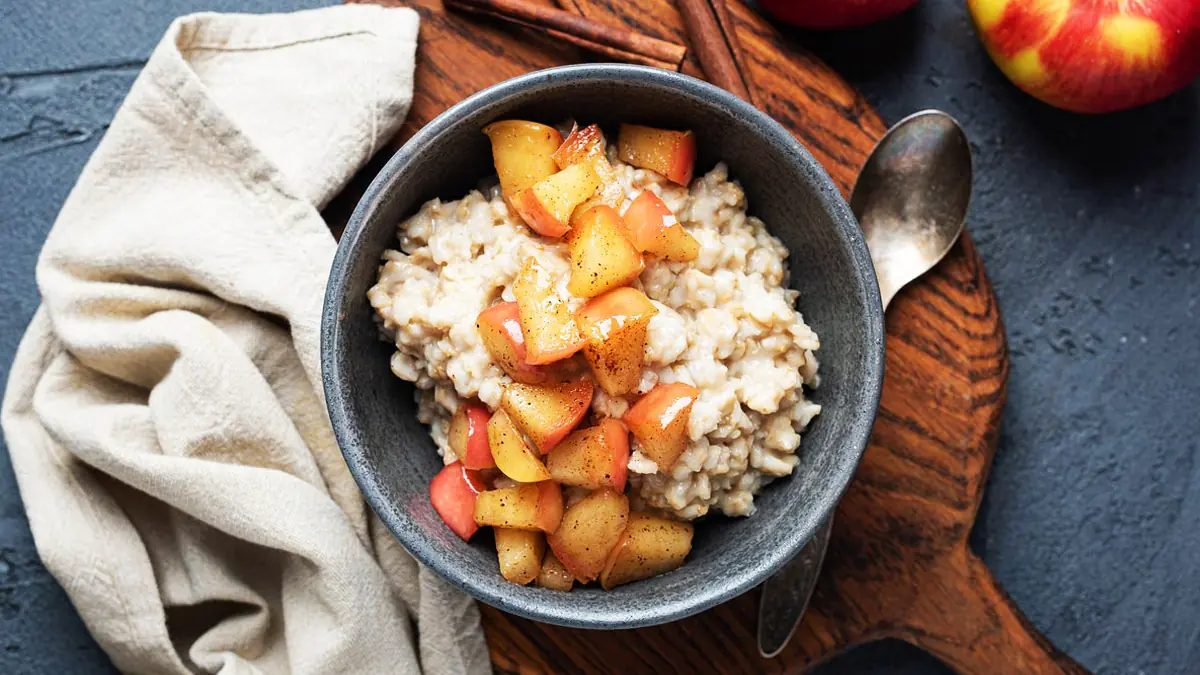 Ovesná kaše s medem a jablkem – energie pro celé dopoledne