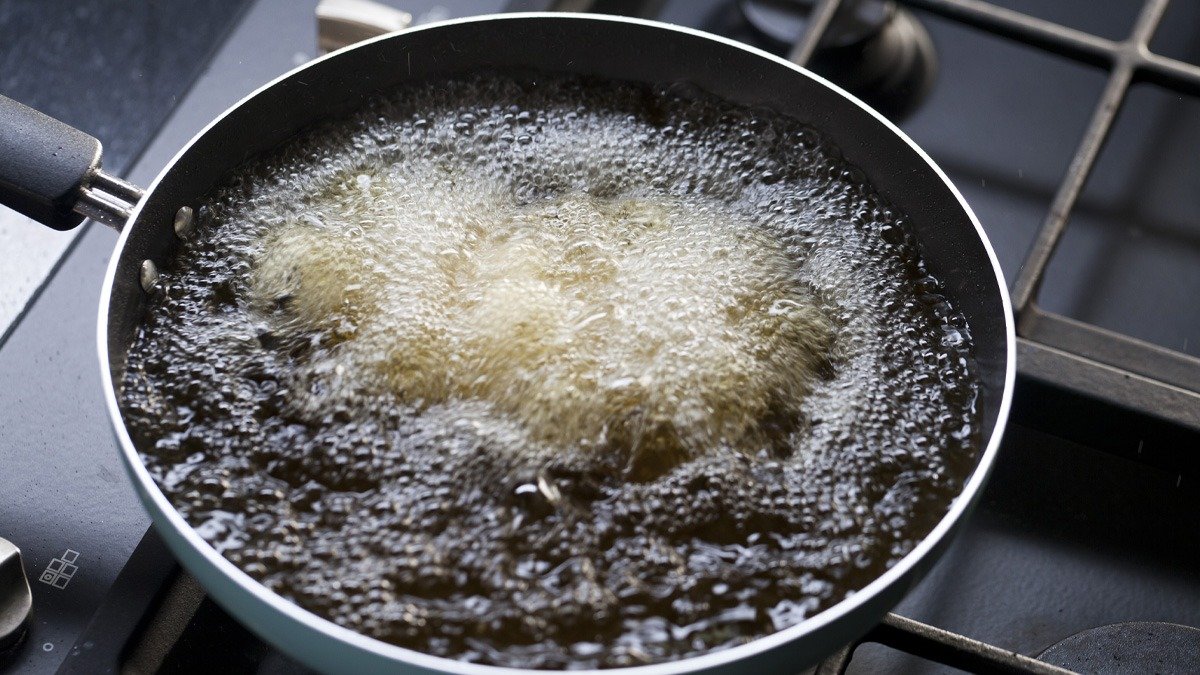 Dva čajové sáčky, trochu vroucí vody — a pánev je jako nová: tuk i připáleniny zmizí