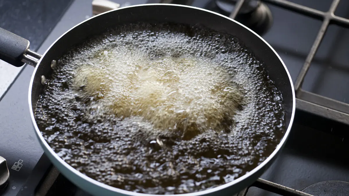 Dva čajové sáčky, trochu vroucí vody — a pánev je jako nová: tuk i připáleniny zmizí