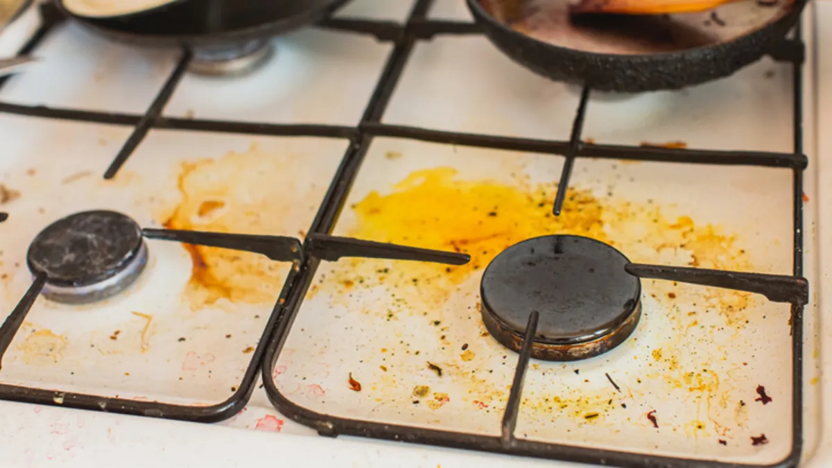 Rozpusťte tabletu v misce s vodou, vložte do ní špinavé hořáky a špína i připáleniny samy odpadnou, takže budou jako nové