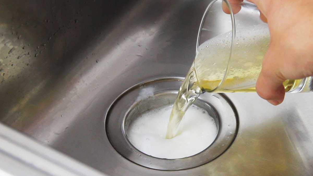 Zapomeňte na ocet a sodu: tento trik s půl sklenicí vyčistí každý odtok sám