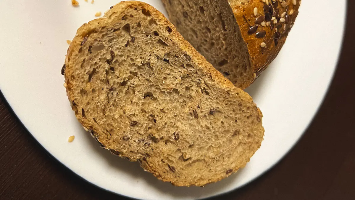 Celozrnný chléb s jogurtem a semínky – jednoduchý recept bez droždí