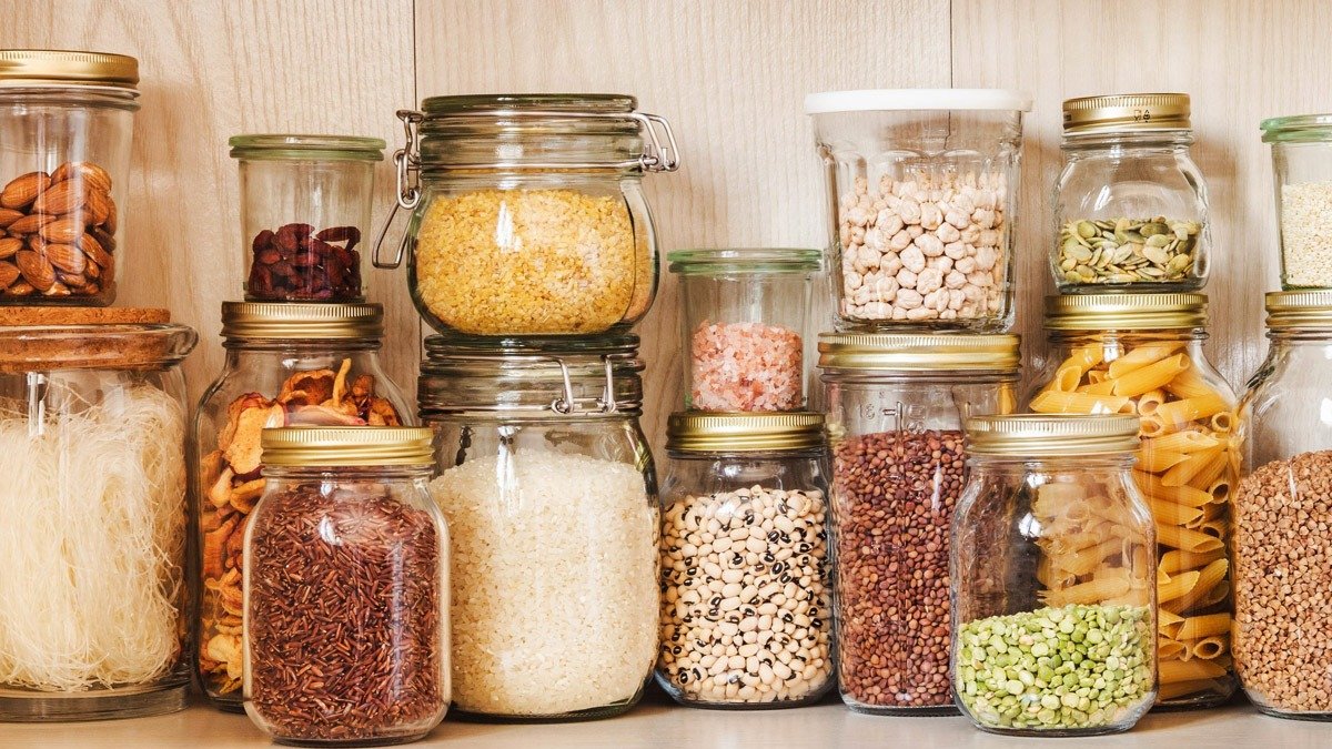 10 levných potravin, které by neměly chybět ve vaší spíži