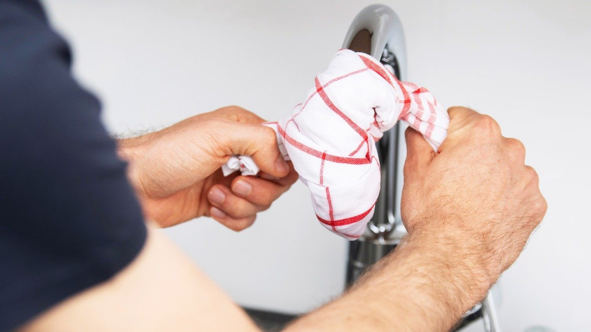 Odstranění vápenatých usazenin z kohoutku snadno a levně – trik, který používají instalatéři