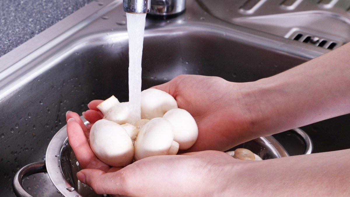 Jak umýt hromadu žampionů během několika sekund — super trik