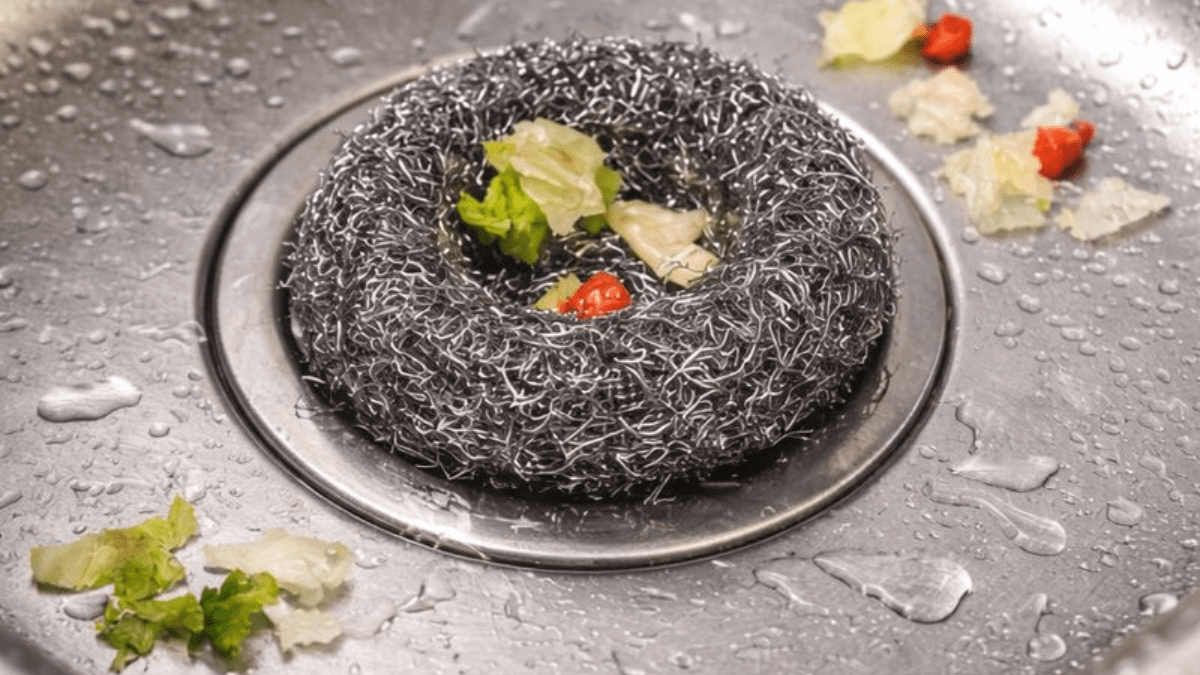 Kovová drátěnka není jen na mytí nádobí: praktické tipy do domácnosti, kuchyně i na chalupu