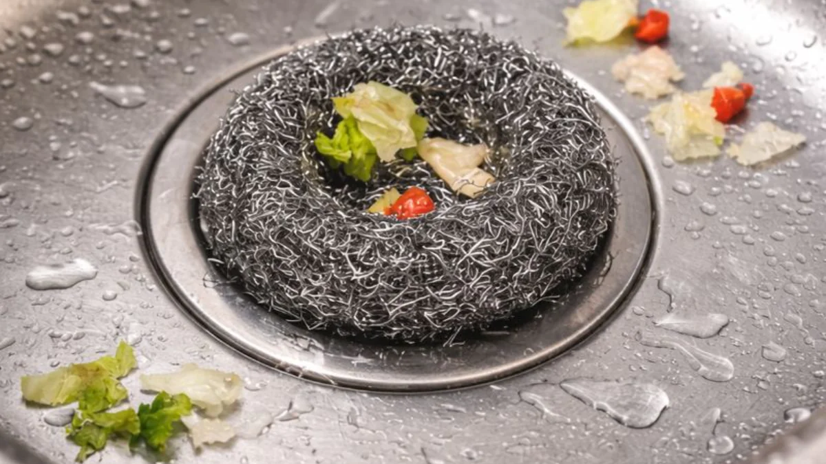 Kovová drátěnka není jen na mytí nádobí: praktické tipy do domácnosti, kuchyně i na chalupu