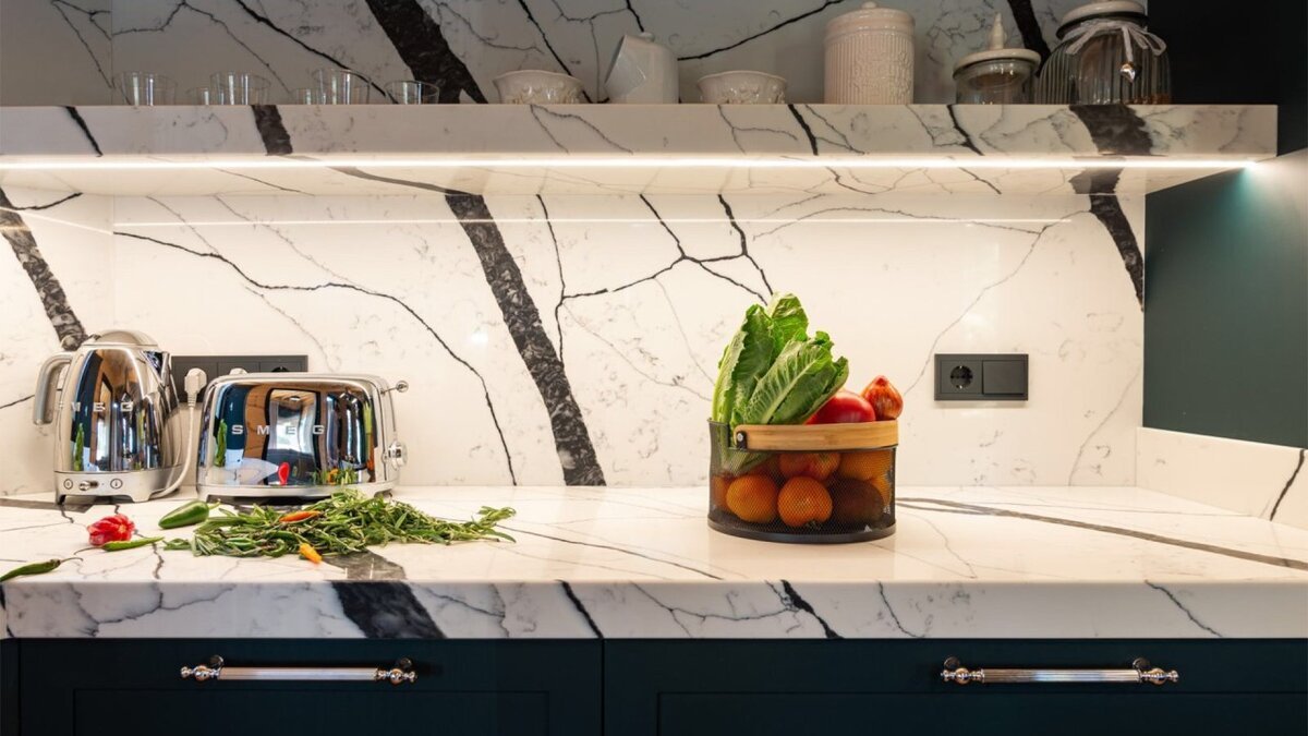 5 trendů v designu kuchyňských zástěn, které budou populární v roce 2026 2 5 trendů v designu kuchyňských zástěn, které budou populární v roce 2026