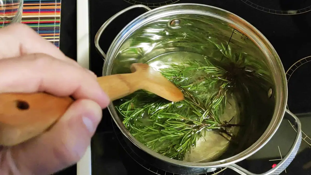 Proč je třeba vařit rozmarýnovou větvičku doma a k čemu to slouží