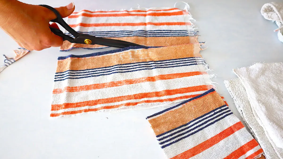 Pokud znovu využijete staré ručníky, které máte doma, můžete si sami vyrobit praktické a krásné dekorativní doplňky