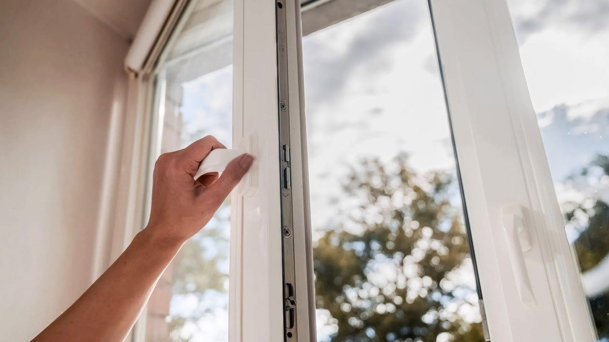 Hodiny, ve kterých je v zimě nejefektivnější větrat domácnost. Kdy ztratíte nejméně tepla