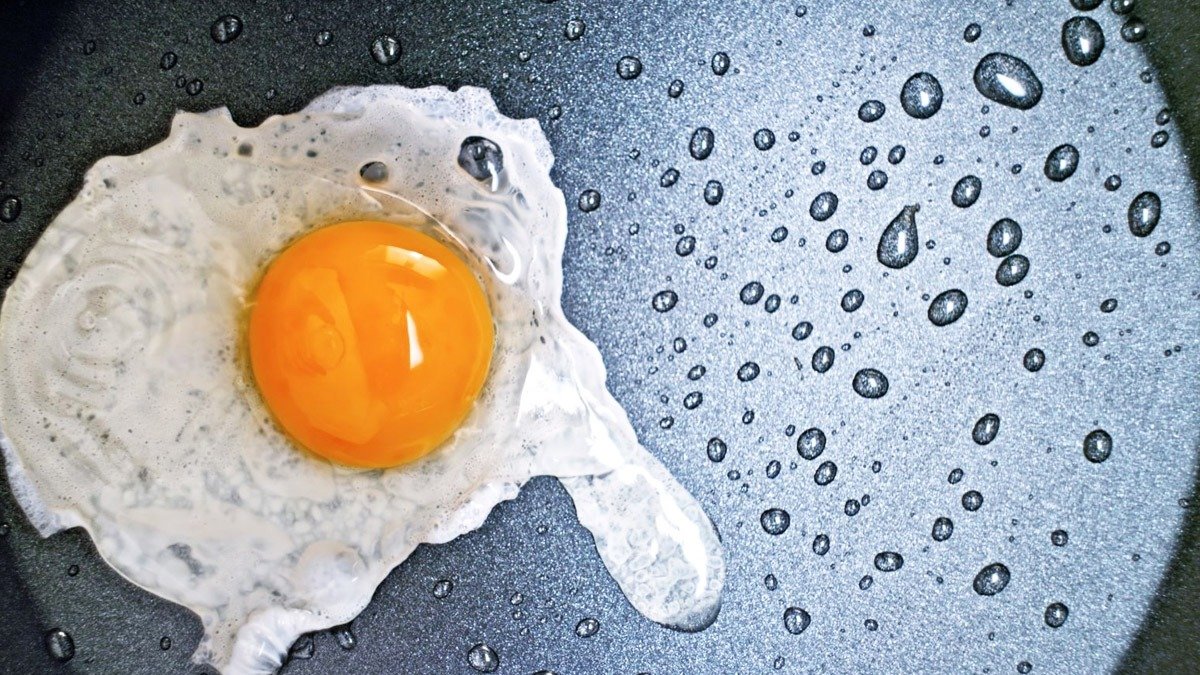 Smažte vejce pouze na tomto tuku. Je zdravější a méně kalorický