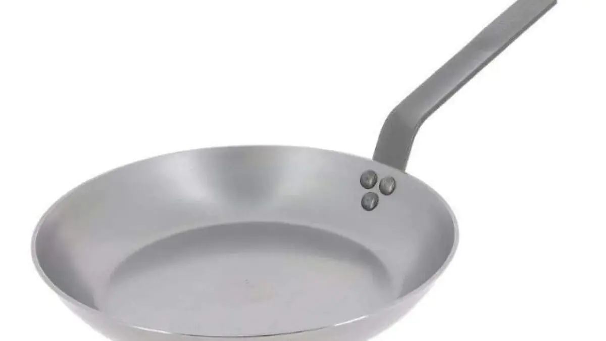 V čem je rozdíl mezi litinovou, nepřilnavou a ocelovou pánví? Kterou vybrat?