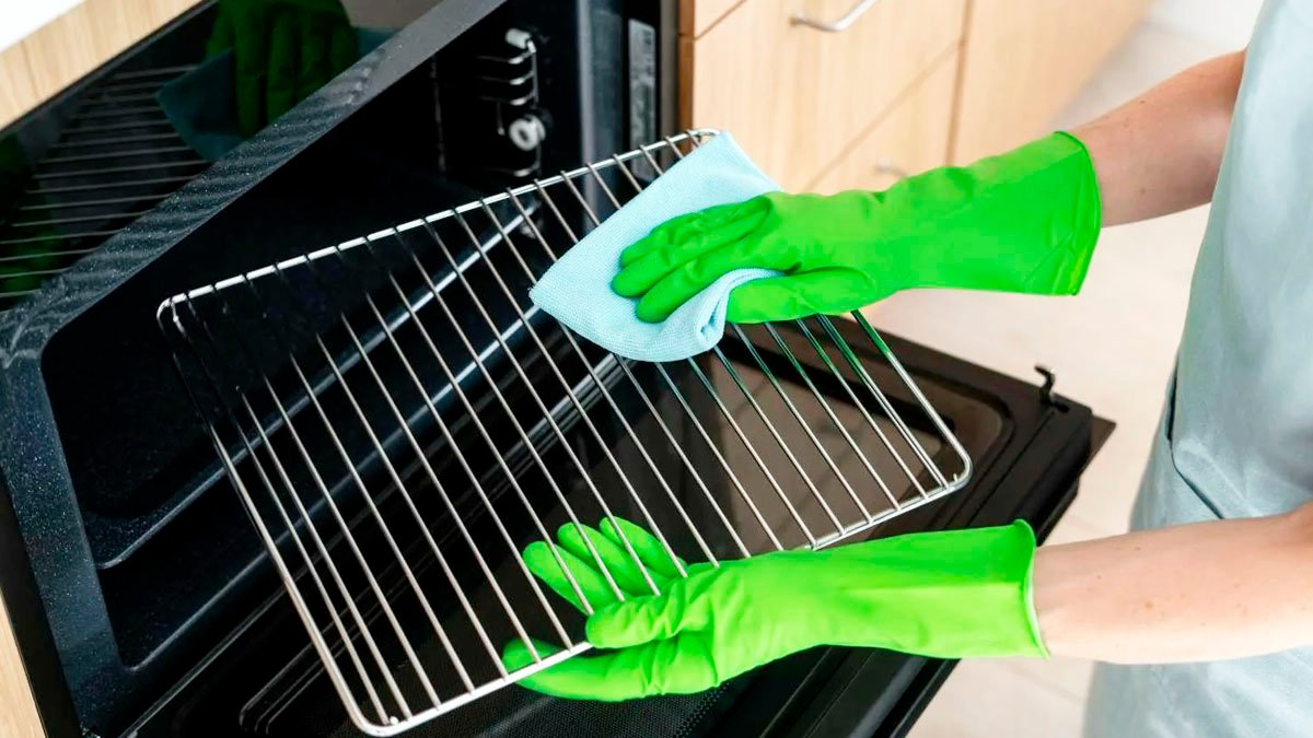 Rošty trouby se vyčistí přes noc: sušicí ubrousky zvládnou to, co houbička ne