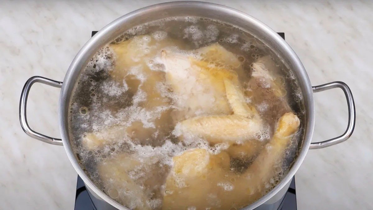 Už žádné pečení vepřového břicha – stačí ho vložit do vroucí vody. Výsledek vás donutí přemýšlet, proč jste to nikdy předtím nedělali