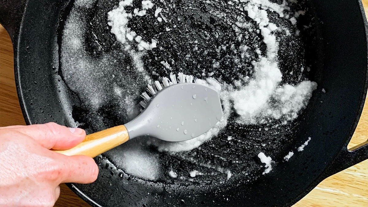 Jak rychle umýt hrnce a pánve od tuku ve studené vodě: metody prověřené časem