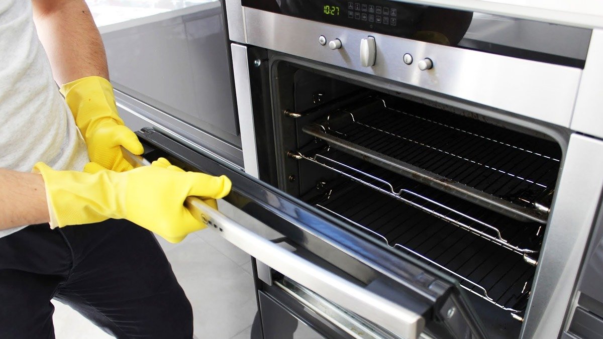 Stačí jeden citron – a trouba se sama vyčistí. I připálený tuk