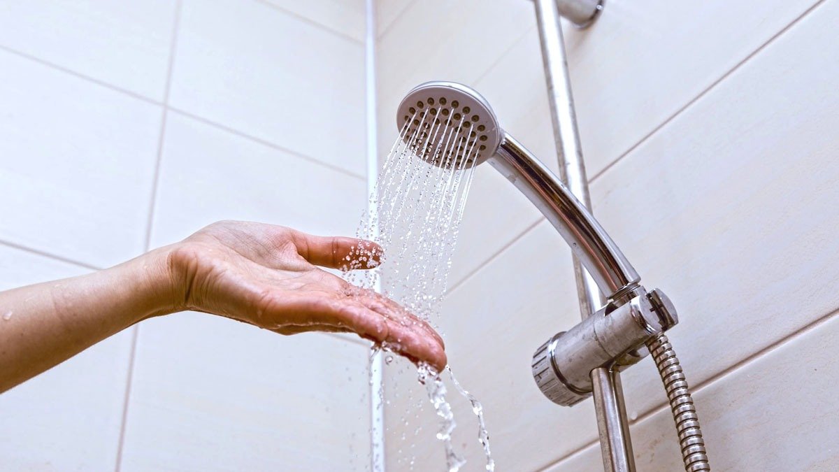 Sprchová hlavice jako nová: jednoduchá kuchyňská směs rozpustí vodní kámen lépe než drahé čističe
