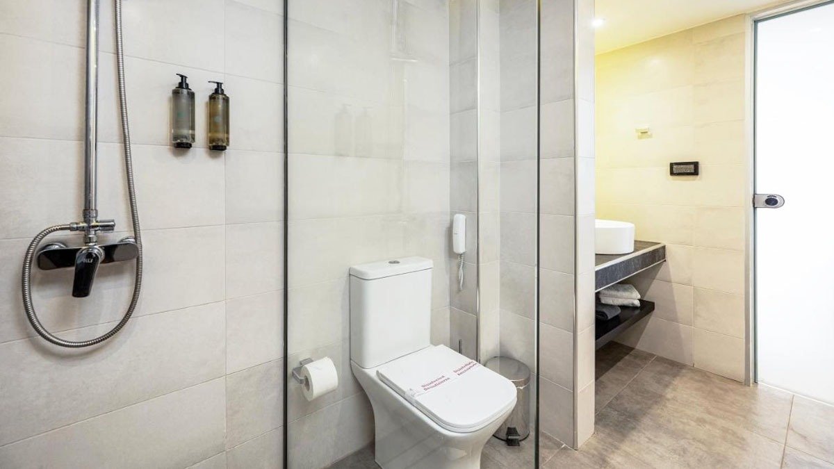 Koupelna bez okna: účinné způsoby, jak se zbavit vlhkosti, odstranit zatuchlý zápach a jednou provždy zastavit plíseň