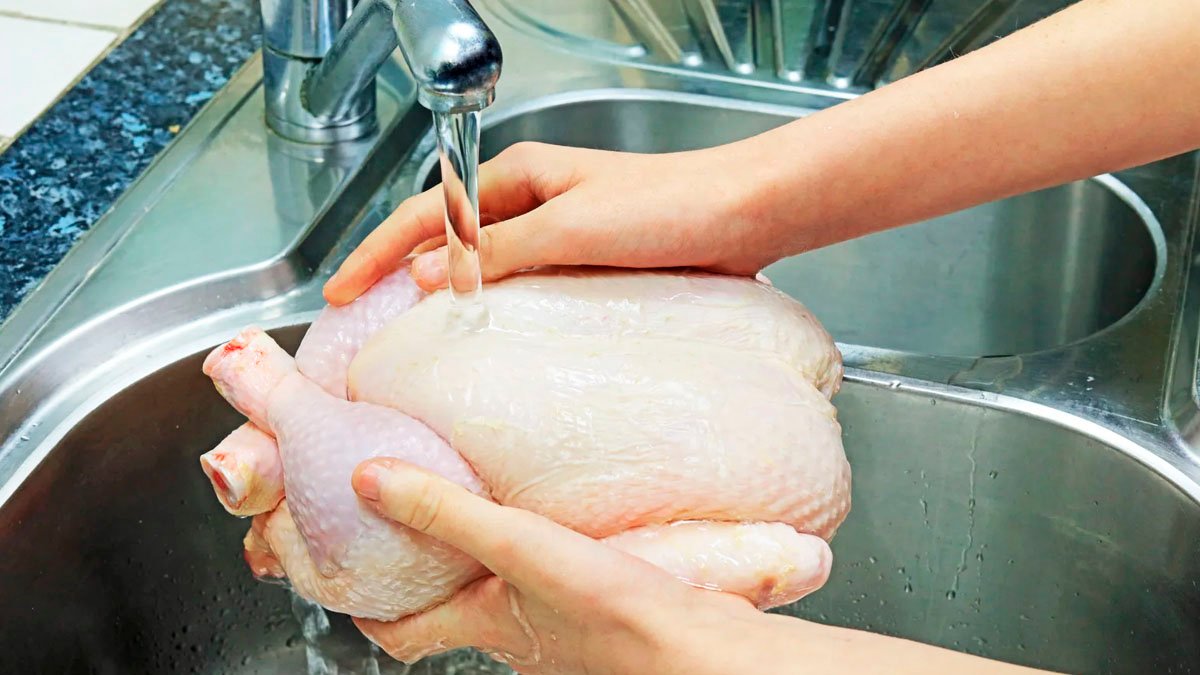 Rychlé rozmrazení masa? Tyto dvě chytré techniky skutečně fungují