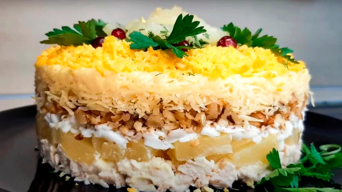 Jedli ho i ti největší milovníci salátu olivier: existuje spousta salátů s ananasem, ale tento je nejlepší