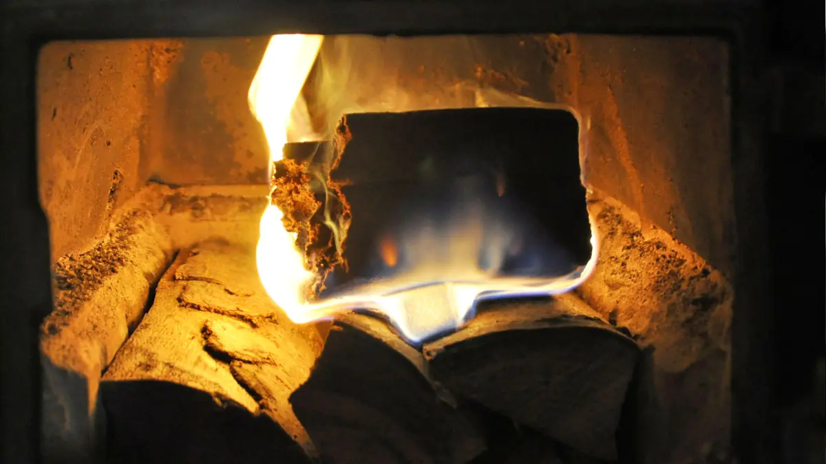 200 gramů v topeniště - a komín je jako nový: saze odpadají samy, bez čištění a specialistů