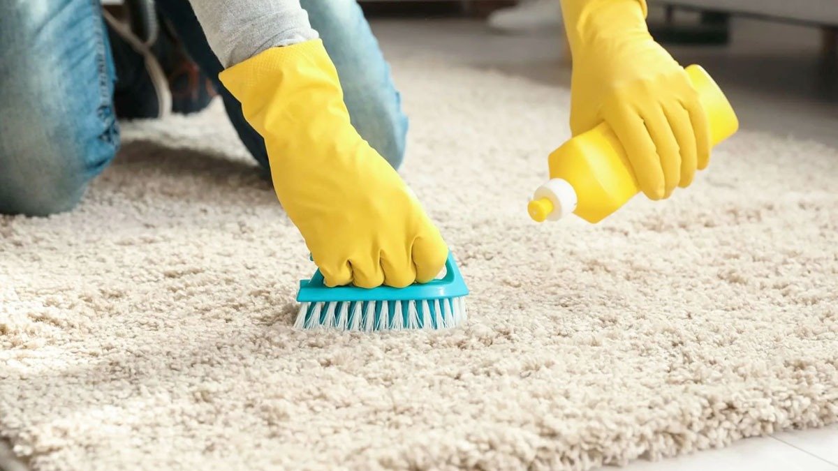 Koberec bez chemie a zbytečných výdajů: Domácí roztok vrátí svěžest a odstraní skvrny