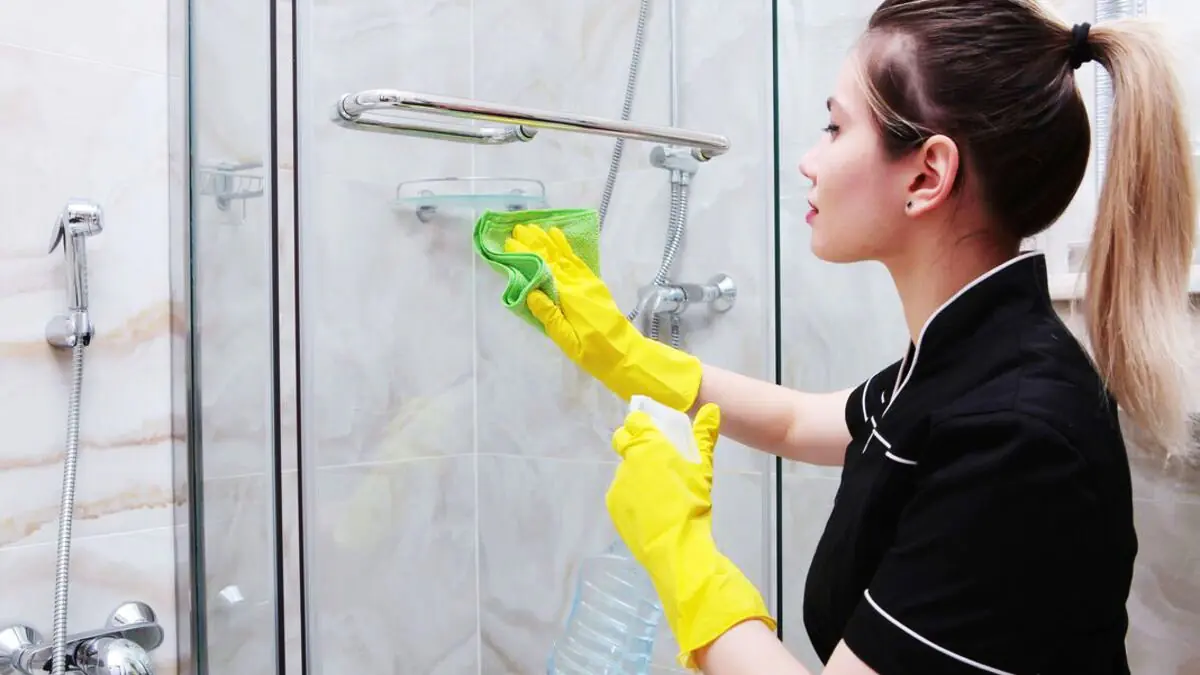 Tajemství hotelových pokojských, o kterém se nemluví: sprchový kout bude zářit jako nový