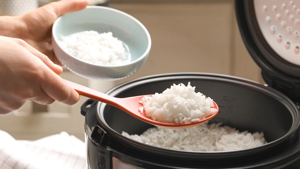 Pokud používáte elektrický rýžovar, jako je tento, může se rýže proměnit v jed