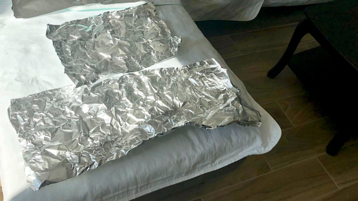 Před spaním si na matraci dejte alobal – tady je důvod, proč to mnoho lidí dělá