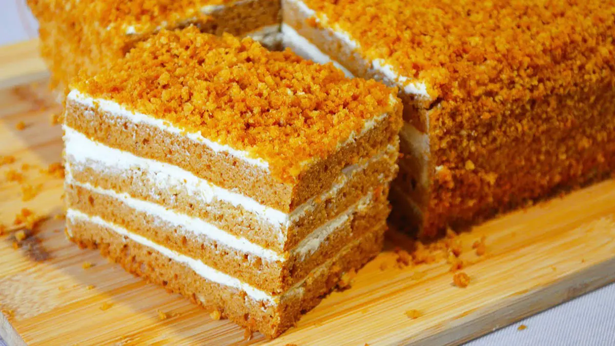 Ne těsto, ale píseň: připravuji na „Medovník“ za 20 minut — korpusy jsou jemné a tenké