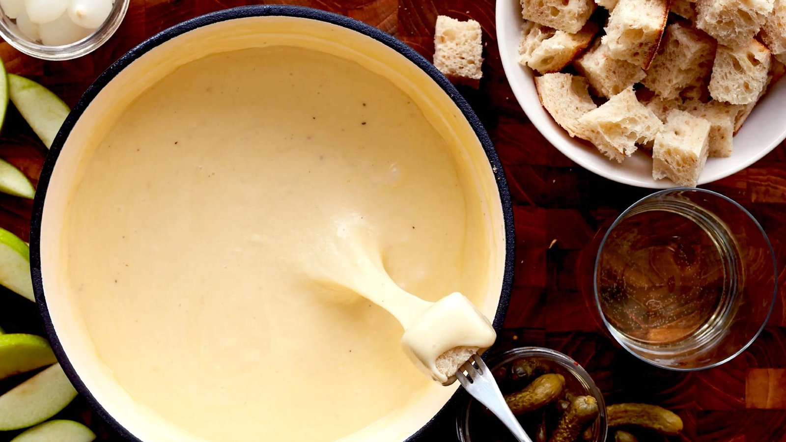 To není jen chléb: tady je to, co se ve skutečnosti podává k sýrovému fondue