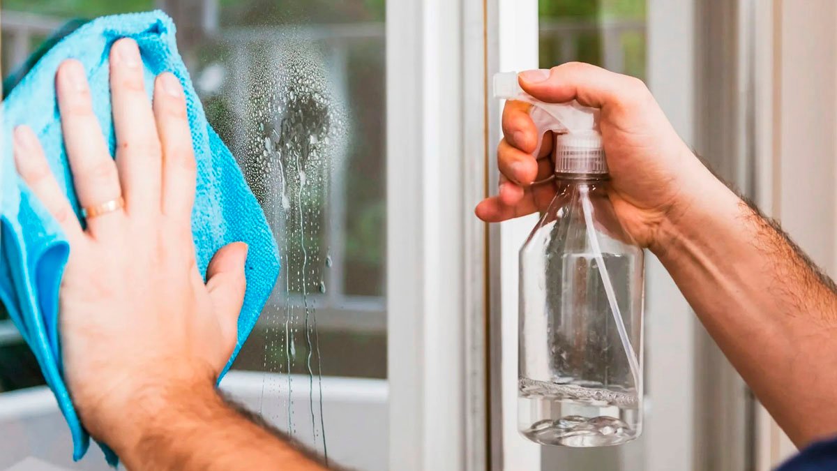 Místo čističe skla raději čistím okna tímto levným domácím přípravkem 16 Místo čističe skla raději čistím okna tímto levným domácím přípravkem