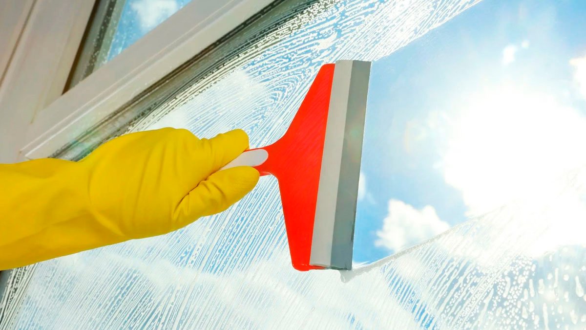Místo čističe skla raději čistím okna tímto levným domácím přípravkem 2 Místo čističe skla raději čistím okna tímto levným domácím přípravkem