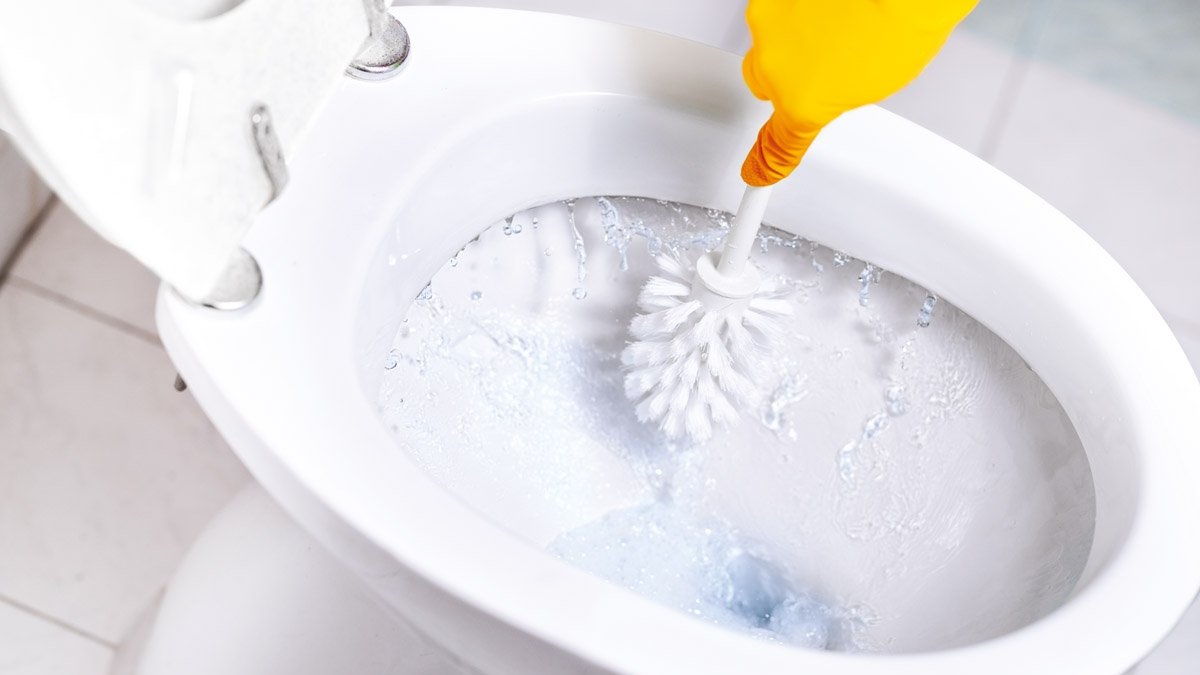 5 lžic svěžesti: pokojské se podělily o tip, co nasypat na noc do toalety, aby ráno zářila jako nová