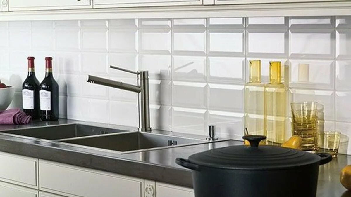 5 trendů v designu kuchyňských zástěn, které budou populární v roce 2026 4 5 trendů v designu kuchyňských zástěn, které budou populární v roce 2026