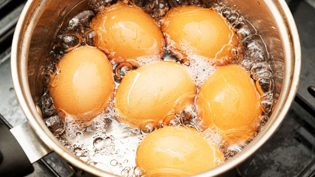 Vařená vejce nikdy nezalévejte studenou vodou – zapamatujte si to jednou provždy: Tady je správný způsob