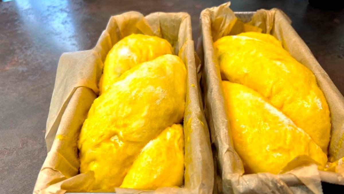 Jak připravit nadýchanou vánočku s 10 žloutky. Tajemství těsta, které vydrží měkké a křehlé celé dny