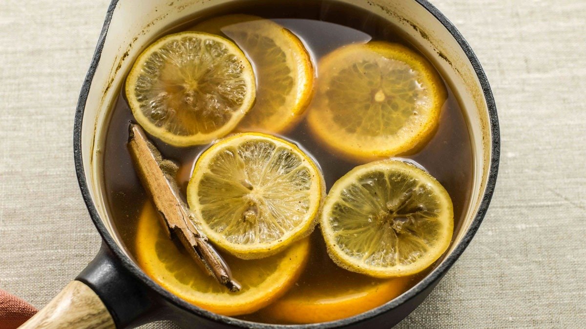 Připravte si odvar z citronové kůry, skořice a zázvoru: proč se to doporučuje a k čemu to slouží